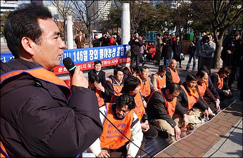 '문화침략 저지 및 스크린쿼터 사수 영화인대책위' 소속 회원 30여명이 146일간의 장외철야농성에 돌입하며 기자회견을 하고 있다. 